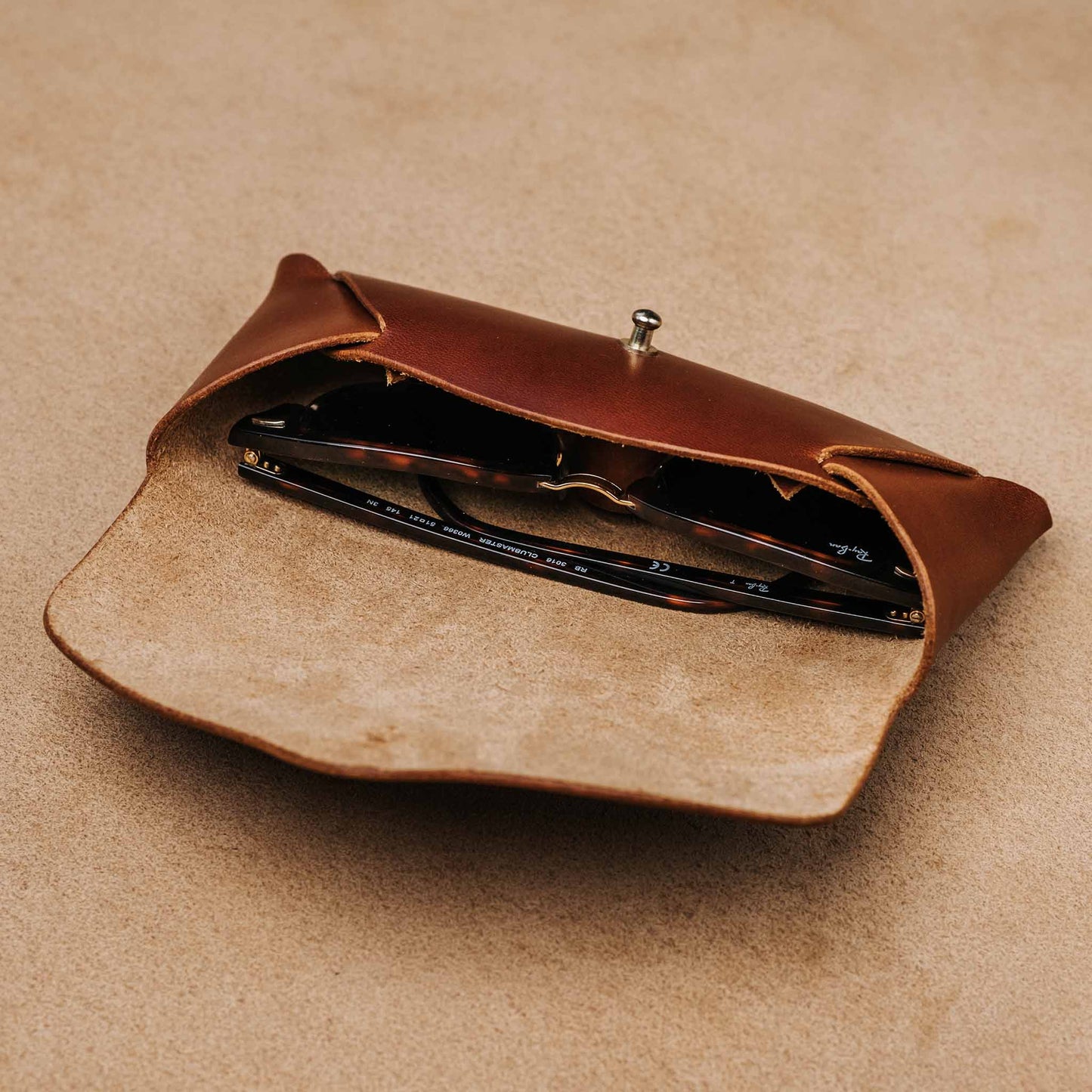 Nahkainen lasikotelo